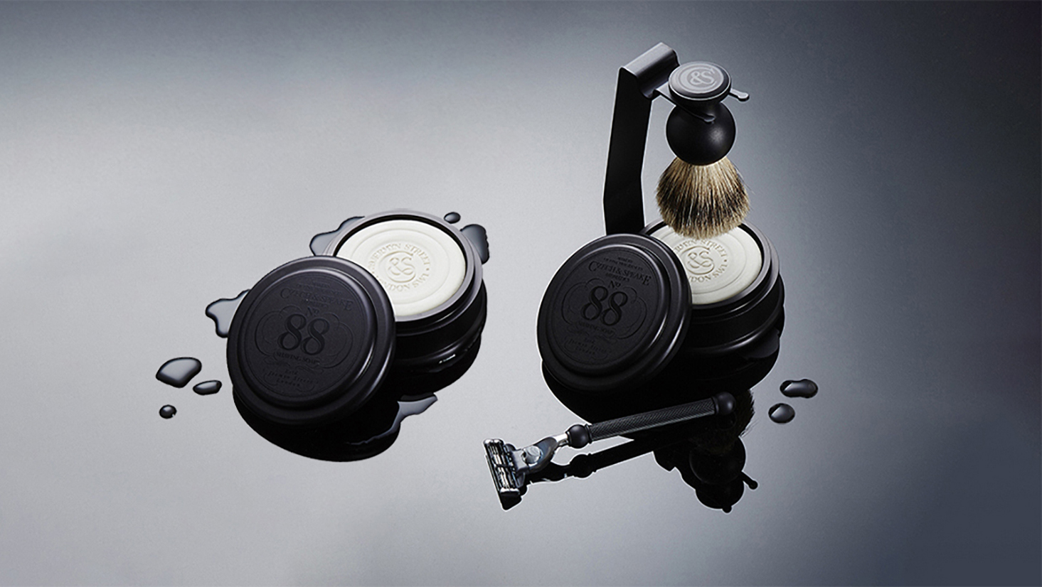 The No.88 Shaving Set &amp; Stand moody image